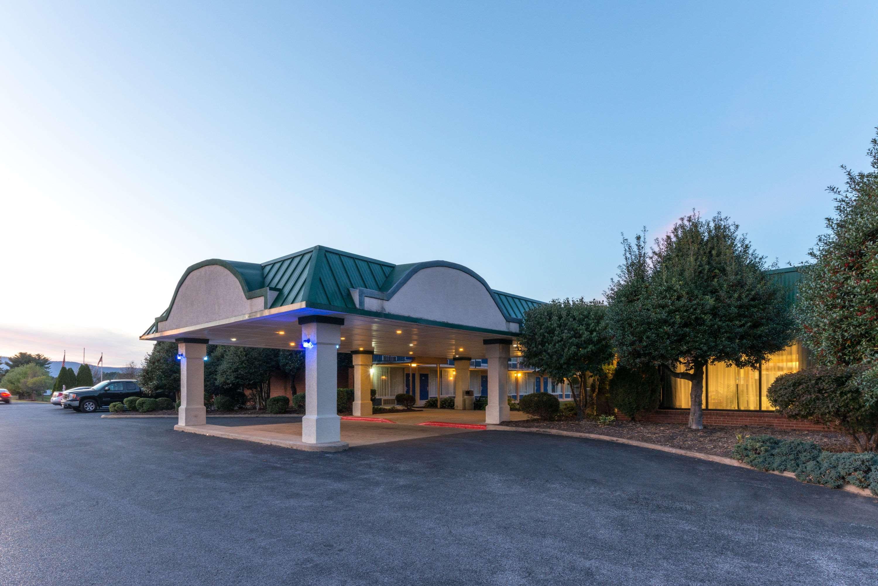 Days Inn By Wyndham Luray Shenandoah Exterior photo